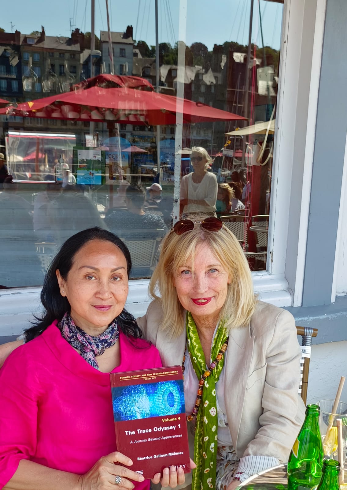 Avec Béatrice Galinon-Mélénec, Professeure émérite en SIC et fondatrice des paradigmes de l'Homme-trace (Ichnos-anthropos ) et des signes-traces.